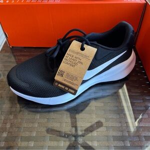 Nike Men's Black and White revolution 7 (wide) with tags…no box